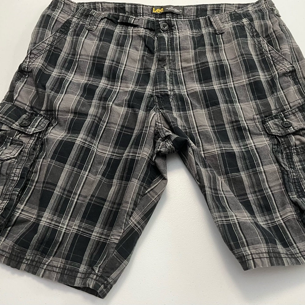 EUC Lee Men's Black Plaid Cargo Skate Shorts - Size 38